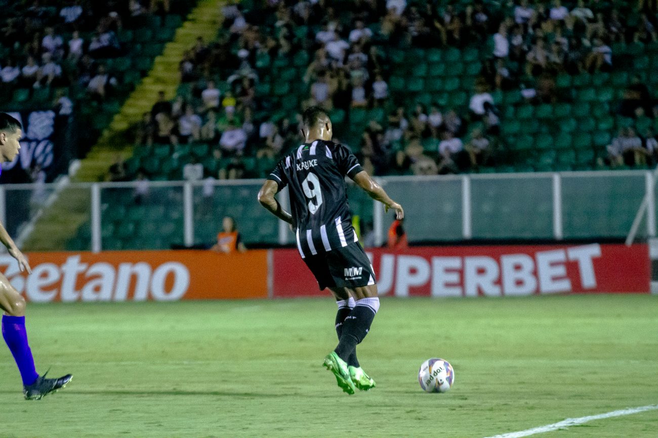 Kayke com a bola durante jogo do Figueirense