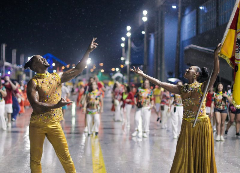 Vai chover no desfile de Carnaval em Florianópolis? Previsão aponta para tempo estável nas noites de sexta e sábado. Na imagem, como ilustração, um desfile de escola de samba na Passarela Nego Quirido