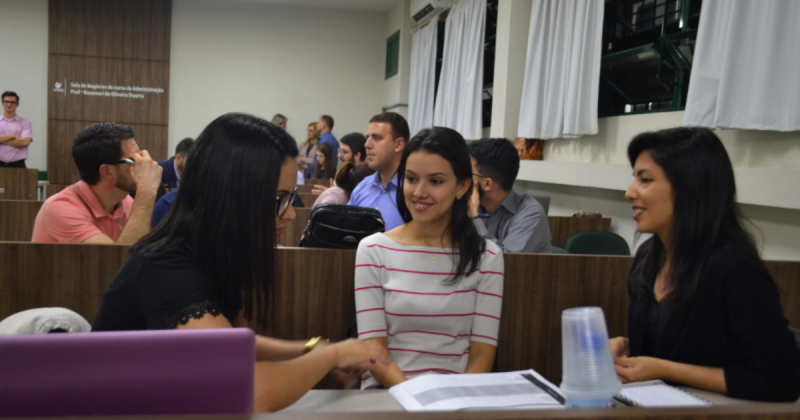 Alunos na sala de aula, demonstrando que a Unesc abre inscrições para o Plano de 60 Dias, que está sendo informado na matéria