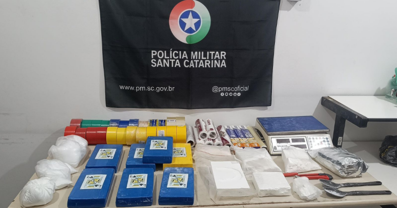 Imagem divulgada pela PMSC de mais de 20 kg de cocaína apreendidos em Araranguá.