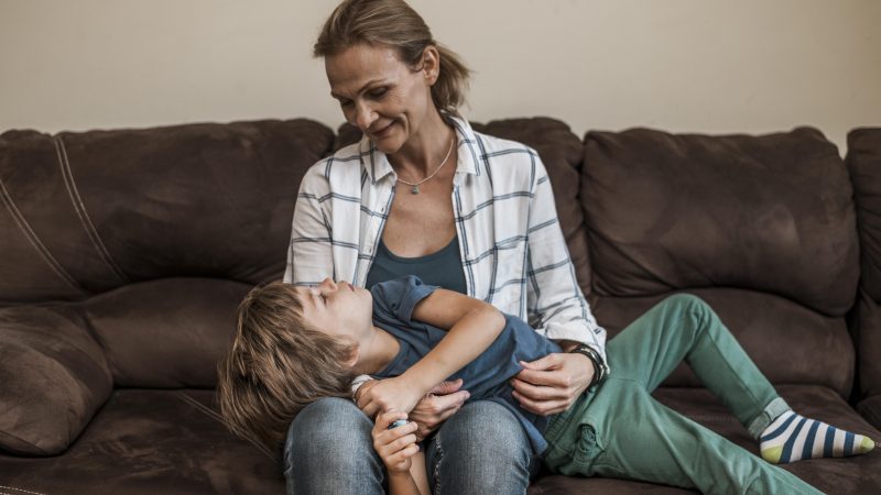 Mãe brincando com o filho 