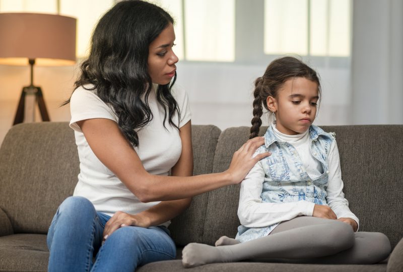 Mãe tentando consolar a filha (A única frase que você nunca deve dizer aos seus filhos)