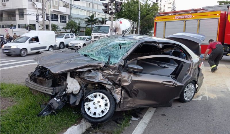 Acidente na Beira-Mar Norte deixa três pessoas feridas