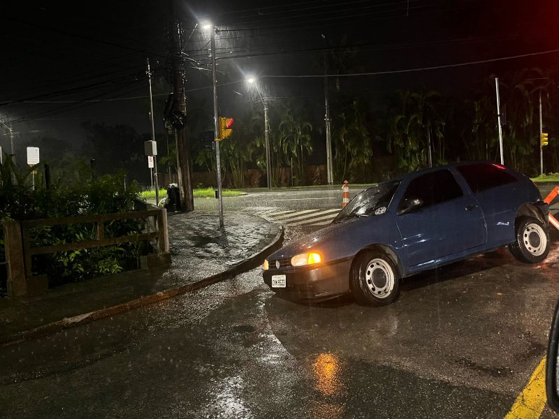 Carro cai em buraco Carro cai em buraco em Blumenau durante temporal