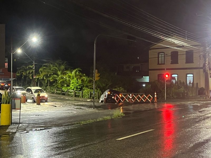 Carro cai em buraco em Blumenau Carro cai em buraco em Blumenau durante temporal