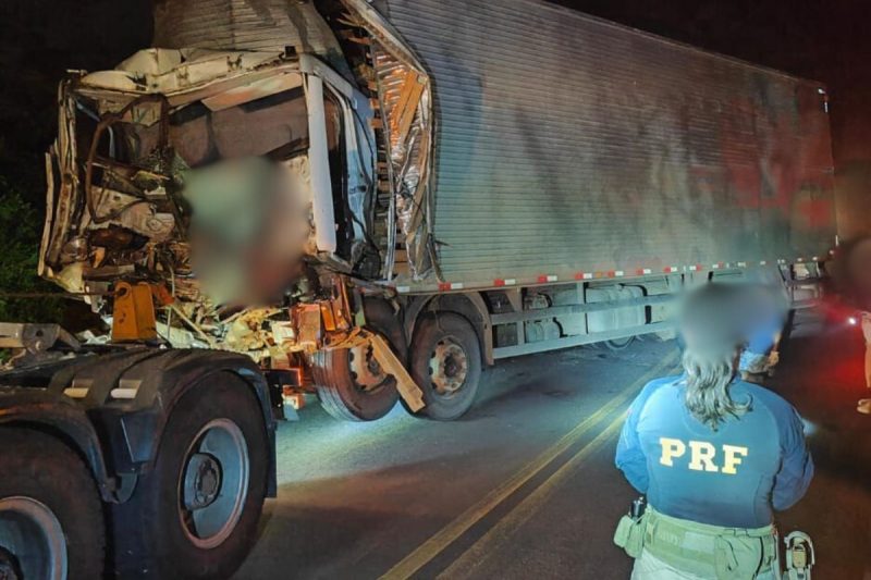 O motorista do caminhão ficou preso às ferragens e foi encaminhado com ferimentos graves ao hospital 