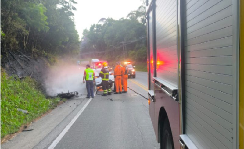 Moto pegou fogo após batida contra carro em Blumenau