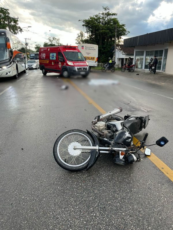 Corpo de motociclista que morreu atropelado sobre a via 