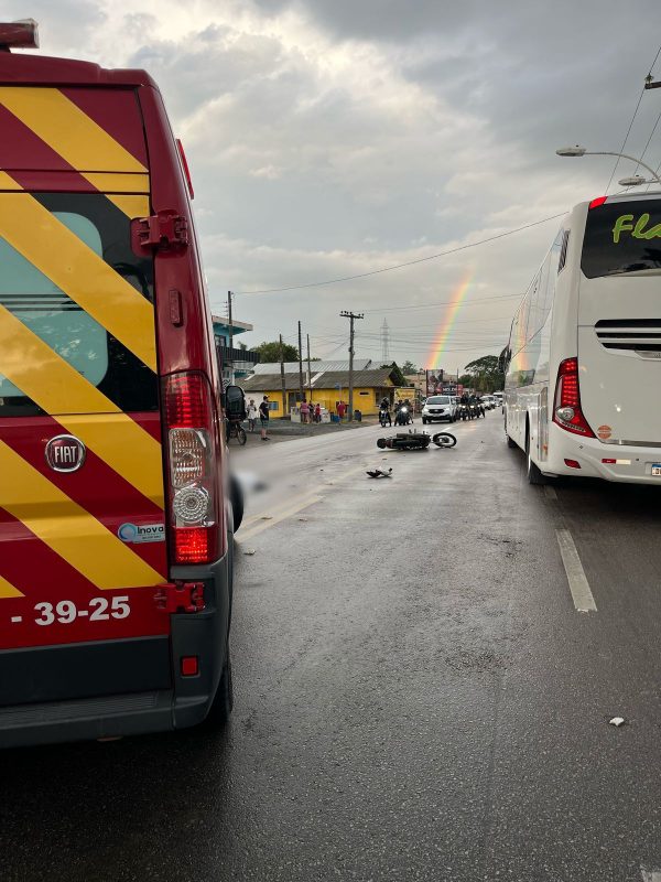 Corpo de motociclista que morreu atropelado por ônibus sobre a via 