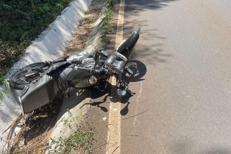 moto caída em valeta após saída de pista