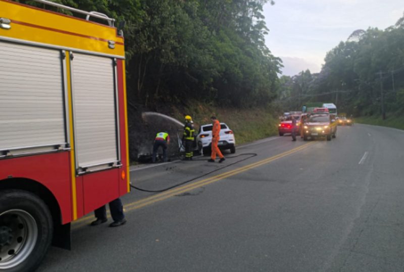 Moto pegou fogo após batida contra carro em Blumenau