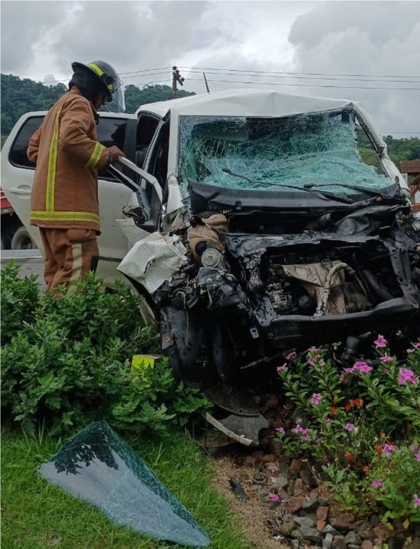 Carro destruído após colisão com carreta na BR-470 em Rodeio