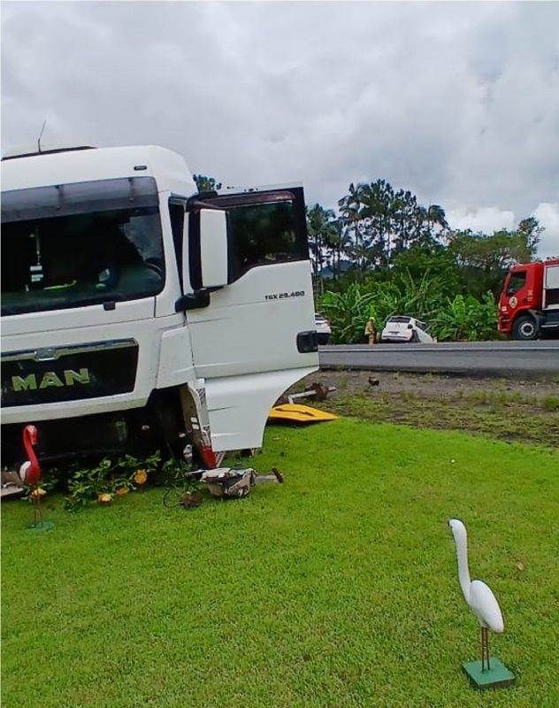 Caminhão envolvido em acidente na BR-470 em Rodeio fora da estrada