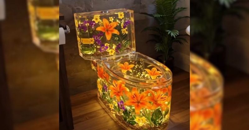 Vasos sanitários em acrílico com flores sintéticas 