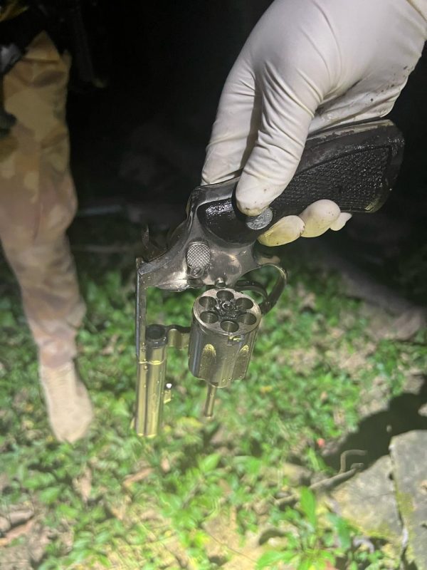 Foto mostra revólver que estaria com adolescente que ostentava armas 