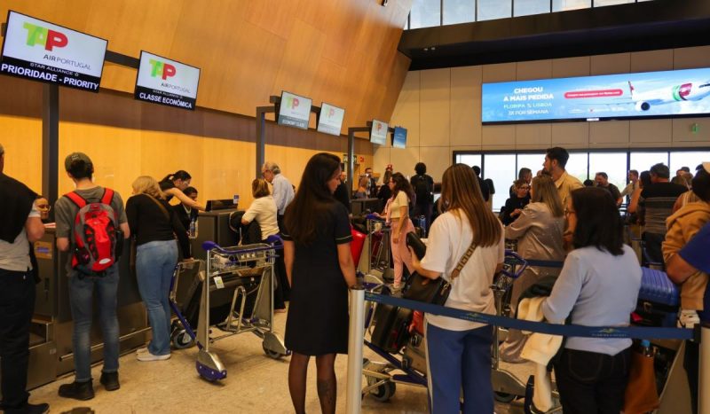 Aeroportos de SC registram alta de 58% na movimentação de turistas internacionais em janeiro deste ano. Na imagem, filas nos caixas de atendimento de um aeroporto