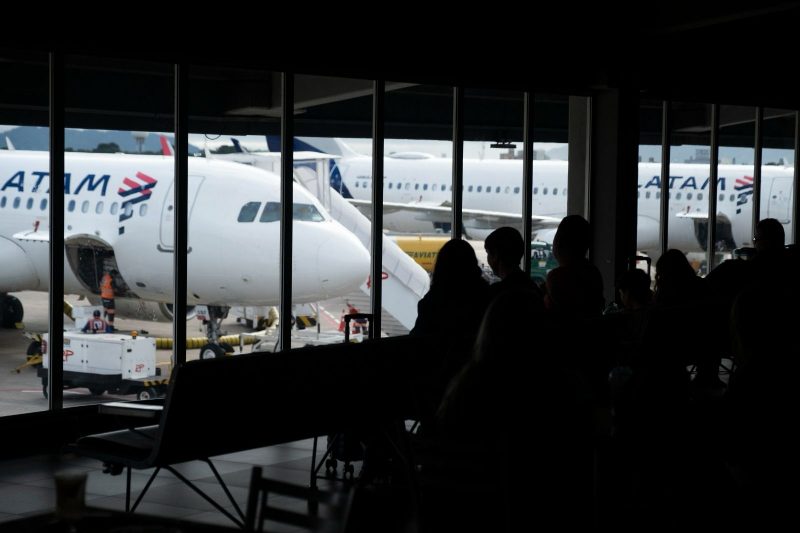 Foto de aviões estacionados no Aeroporto de Navegantes ilustra matéria sobre vida de passageiros para o Carnaval 2025