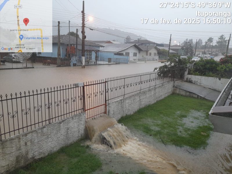 Temporal causa alagamentos em cidades do Alto Vale. Rua completamente alagada em Ituporanga 