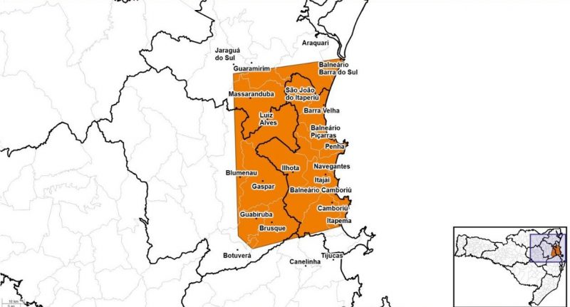 Imagem mostra mapa de Santa Catarina com área em laranja para risco de temporal 