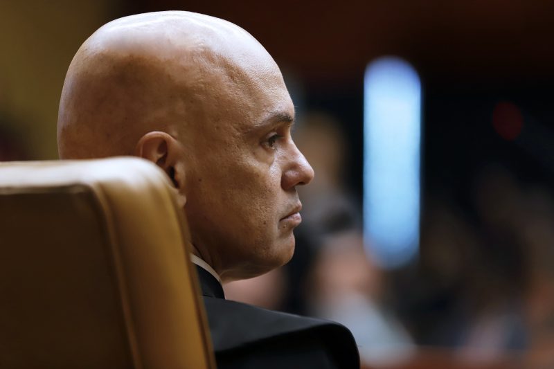 Alexandre de Moraes multa X 