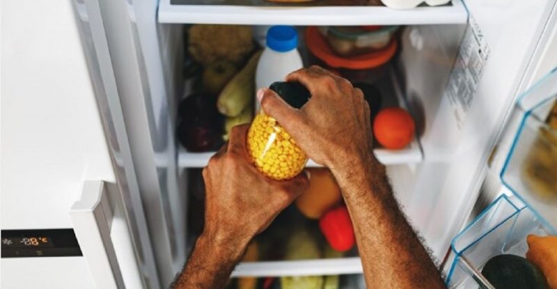 na foto aparece uma geladeira com mau cheiro e repleta de alimentos 