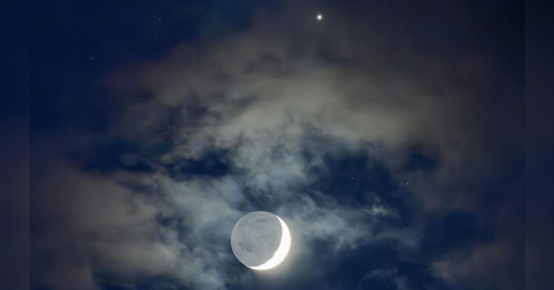 Imagem de céu com nuvens, lua minguante e estrela acima dela