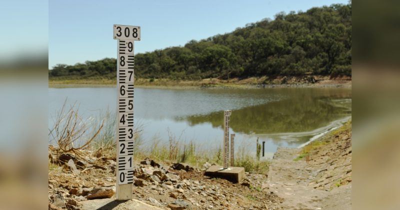 Rio seco com régua que mede a água