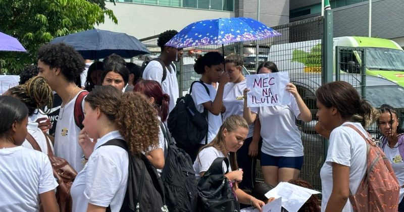 Alunos do Colegião protestam por melhores condições nas salas de aula