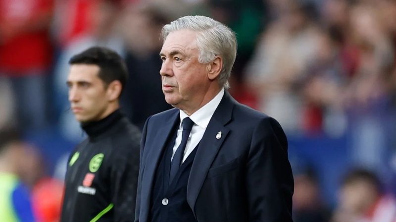 Ancelotti à beira do gramado em jogo do Real Madrid