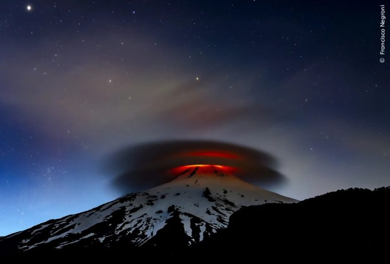 Nuvem lenticular em cima de vulcão