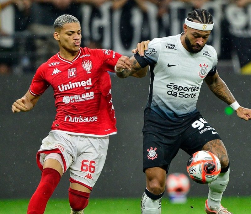 Memphis e jogador disputam bola