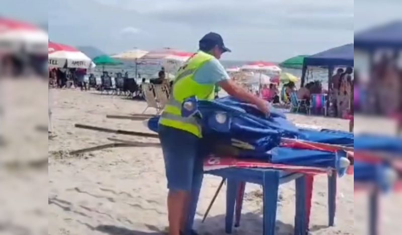 Operação retira materiais que ocupavam faixa de areia de forma irregular em Florianópolis