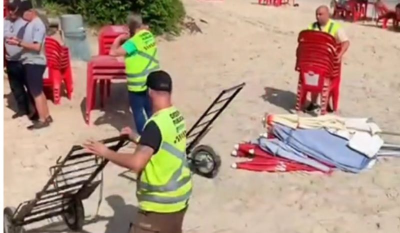 Operação retira mais de 100 cadeiras em faixa de areia de Canasvieiras. Na imagem, o momento da apreensão