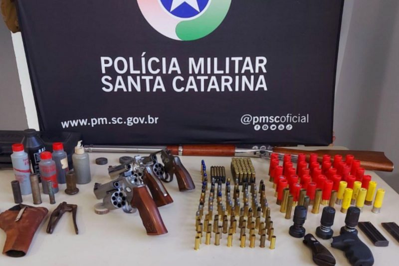 Armas, munições e equipamentos foram apreendidos em Caxambu do Sul; um homem de 41 anos foi preso 