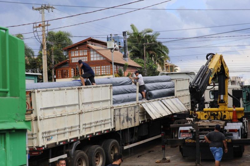 São materiais extremamente pesados e que necessitam de grande cuidado ao serem descarregados