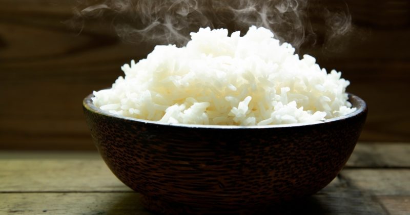 na foto aparece uma tigela de arroz cozido que pode ser congelado no freezer