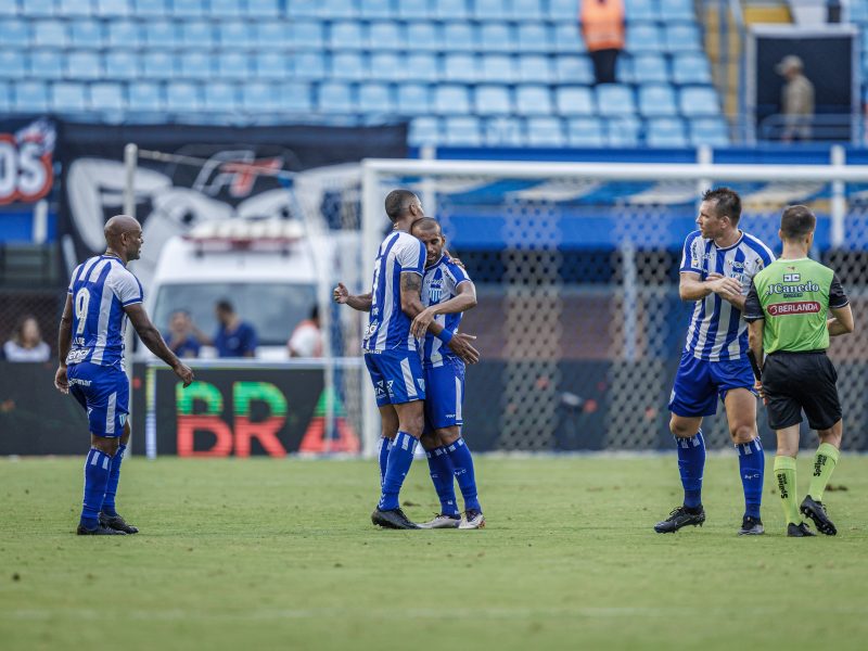 Eduardo Brock (D) é o capitão e líder da defesa do Avaí