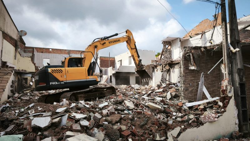 Demolição de 6 casas para construção de nova avenida em Balneário Camboriú