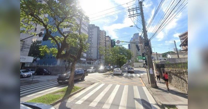 Imagem da avenida Mauro Ramos durante o dia com muitos carros