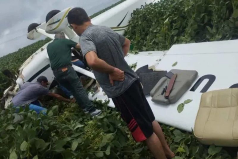 Avião de pequeno porte caído em uma área de plantação no Paraná