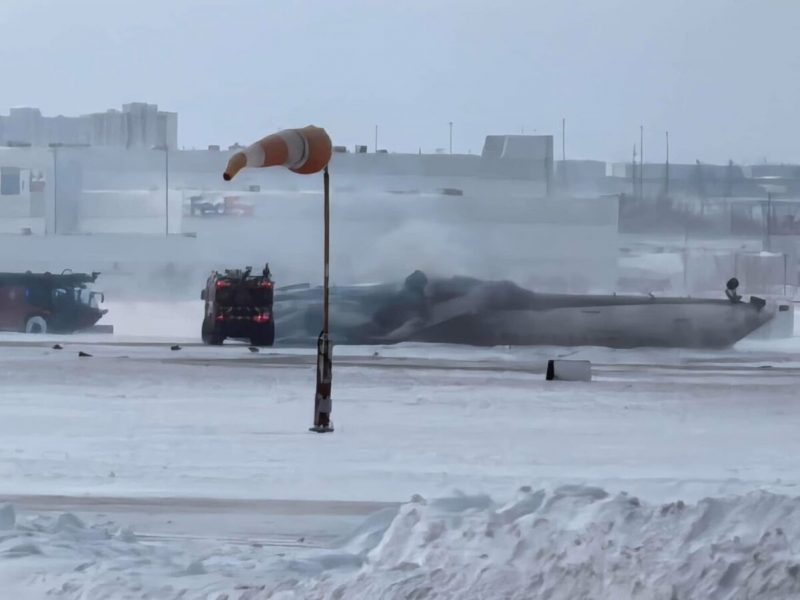 Equipes de emergência trabalham no local, segundo a administração do Aeroporto de Toronto