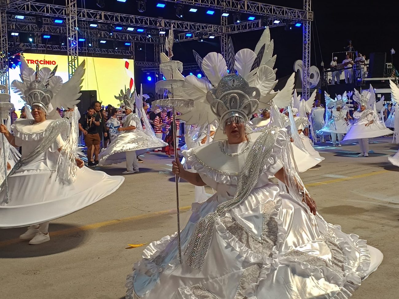 Sempre presente, a ala das baianas homenageou Oxalá, divindade africana divindade da razão e da sabedoria - Geovani Martins/ND