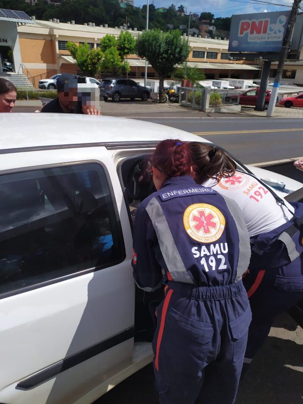 Bebê nasce dentro do carro 