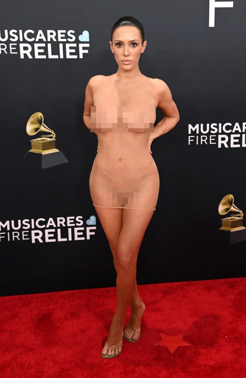 Bianca Censori, esposa de Kanye West, usa vestido transparente e deixa