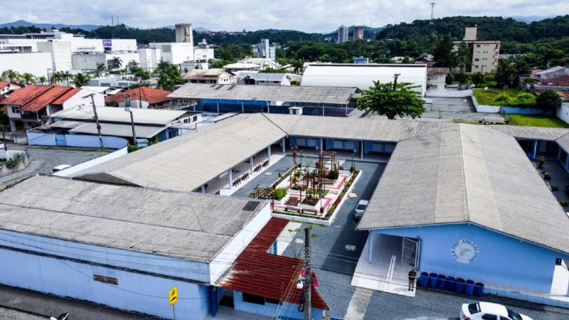 Escola de Blumenau onde acontece a primeira edição do Prefeitura nos Bairros 