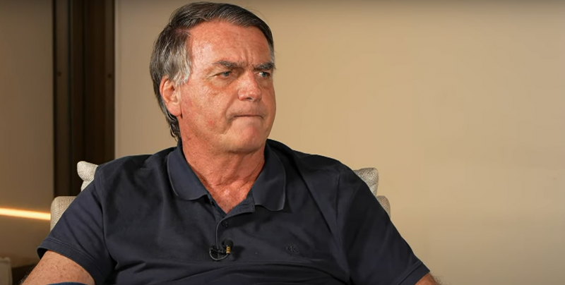 Bolsonaro revelou fazer uso de chip hormonal de testosterona em entrevista nesta terça-feira (25) - Foto: Leo Dias TV/YouTube/Reprodução