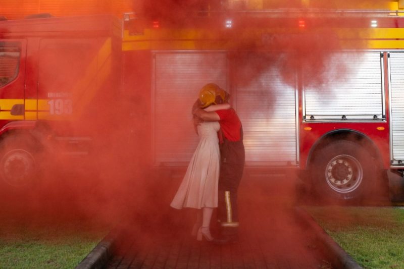 Casal se abraçando após o chá revelação