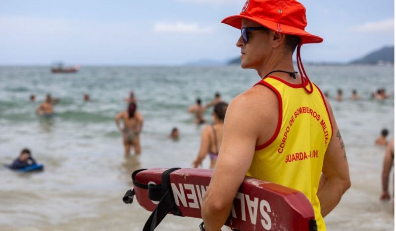 Início de fevereiro tem maior número de mortes por afogamento na temporada de verão em Santa Catarina . Na imagem, um agente do Corpo de Bombeiros