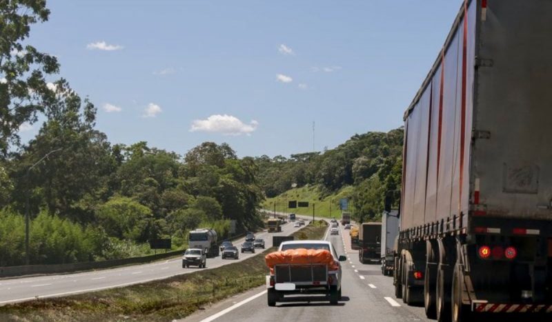 Trânsito na BR-101 em dia ensolarado