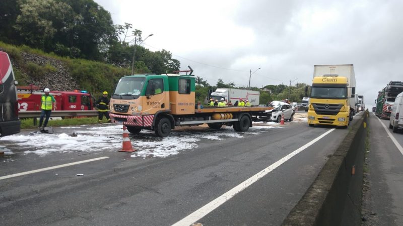 Engavetamento com caminhão deixa feridos na BR-101